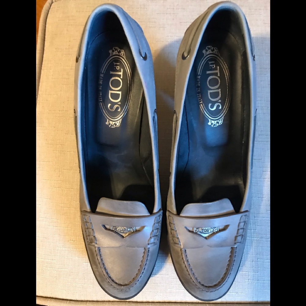 TOD’S Taupe & Black heeled pump; Gentle Wear.